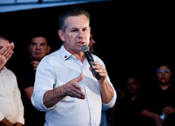 O governador Mauro Mendes (União Brasil) em discurso no interior do estado.