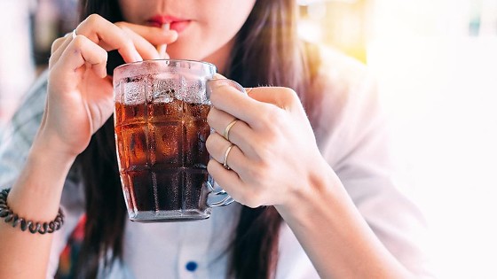 mulher bebendo refrigerante zero ilustra consumo de adoçante.jpg