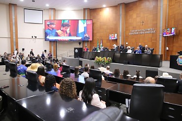 ALMT reconhece contribuição de personalidades ao desenvolvimento do estado