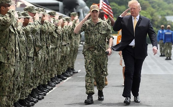 Trump e militares.jpg
