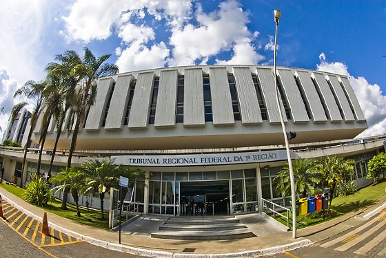 INSS deve indenizar empregado doméstico por registro errôneo de supersalário no CNIS 