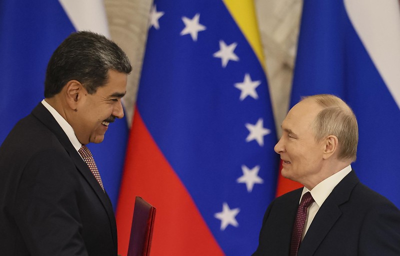 Putin conversa com Maduro e demonstra apoio em meio à escalada com os EUA