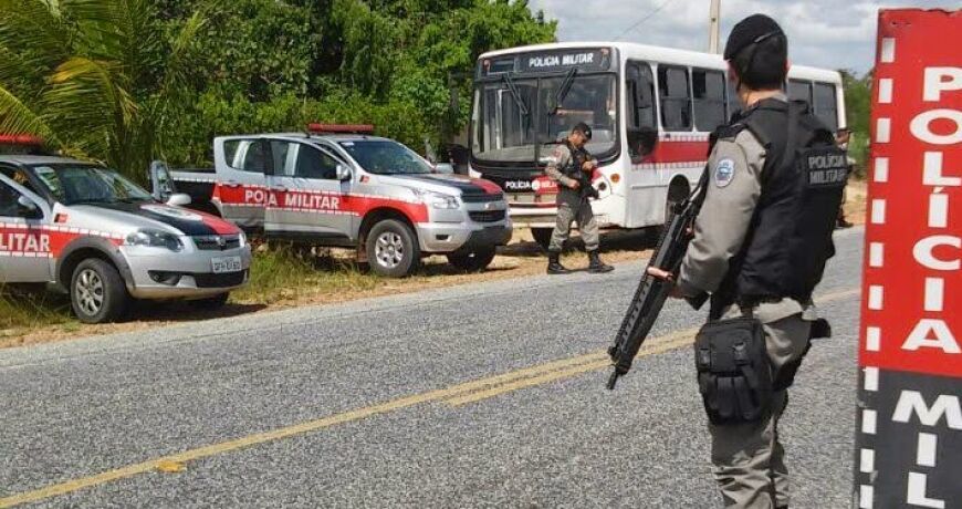 Homem mata pai decapitado com uma enxada e alega ter ouvido vozes