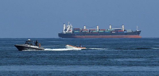 Petroleiros escoltados.jpg