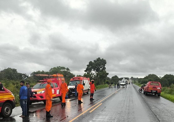 Bombeiros atendem grave acidente de trânsito envolvendo veículo de carga na BR-070