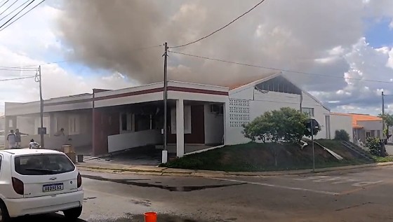 Bombeiro de folga salva vizinha durante incêndio (vídeo)