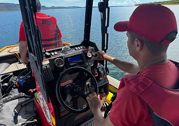 Corpo de Bombeiros realiza buscas por desaparecidos após naufrágio de embarcação