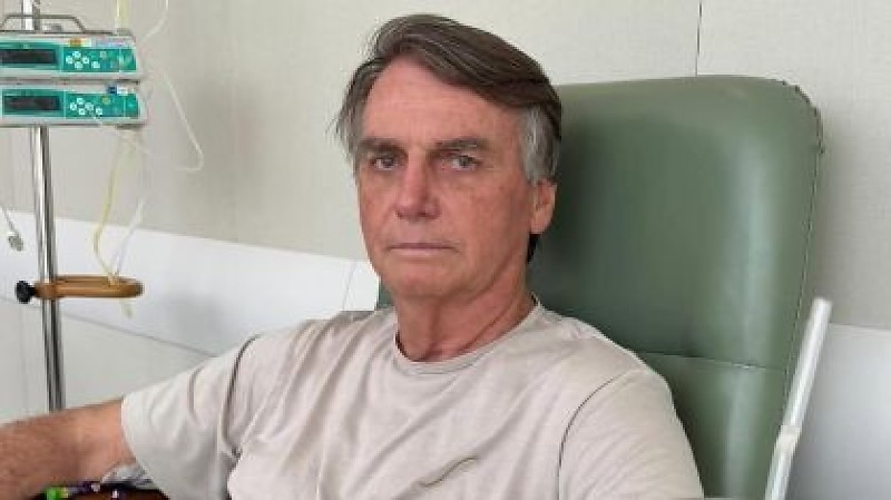 Bolsonaro passa por exames na cabeça