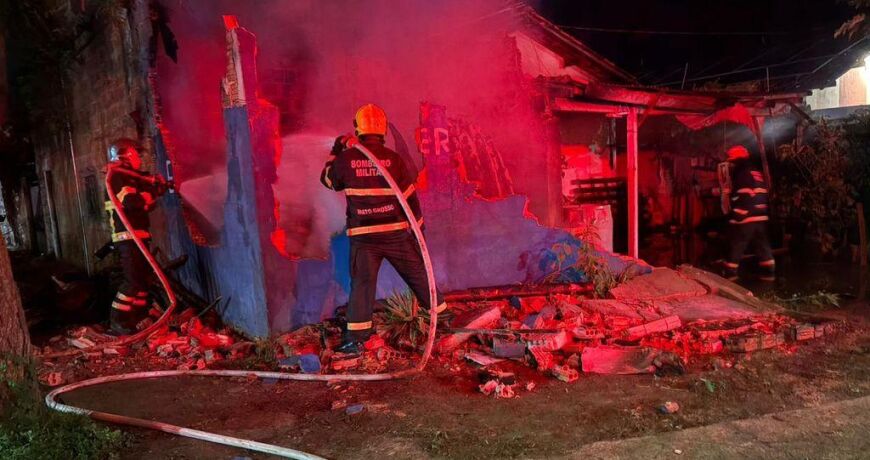 Corpo de Bombeiros Militar combate incêndio em residência