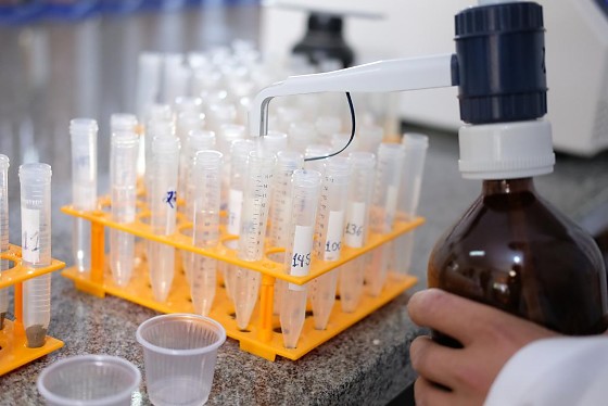 Alunos em atividade de Pesquisa Laboratório de Solos - Nova Xavantina - Bruna Obadoski.jpg