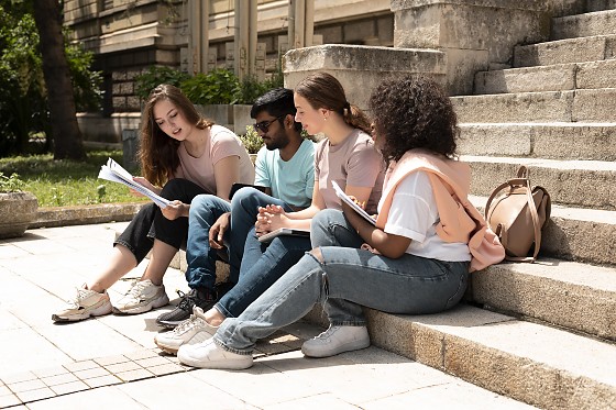 colegas-estudando-juntos-na-frente-da-faculdade-antes-de-um-exame.jpg