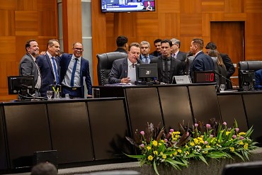 Deputados aprovam promoção excepcional de subtenentes da PM em sessão após abertura do ano legislativo