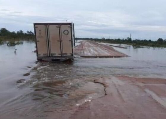 Estrada que dá acesso a Serra Nova Dourada alagada.
