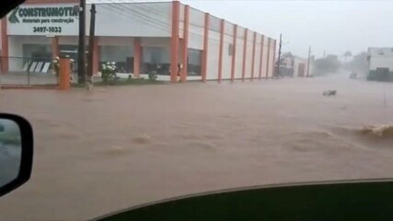 Alagamentos causam transtornos e prejuízos em Primavera do Leste