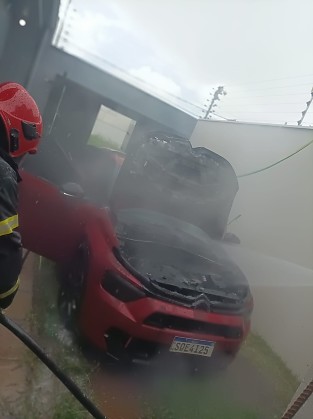 Bombeiros combatem incêndio em veículo no Jardim Luciana, em Primavera do Leste