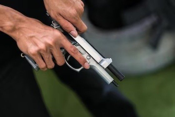 Homem de 23 anos e adolescente de 17 confessam participação no crime.