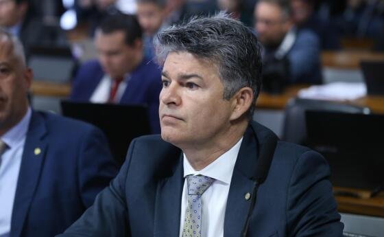 O deputado cita o exemplo do povo Parecis e propõe mudanças na legislação de terras.