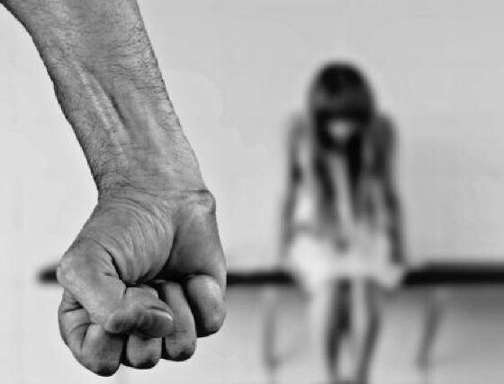 Adolescente sofreu lesões no rosto e pescoço e precisou de atendimento médico.