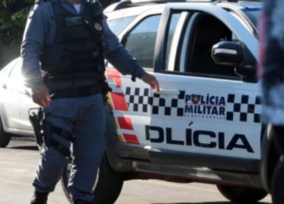 Carro usado no crime estava coberto por lona nos fundos de residência no bairro Primavera.