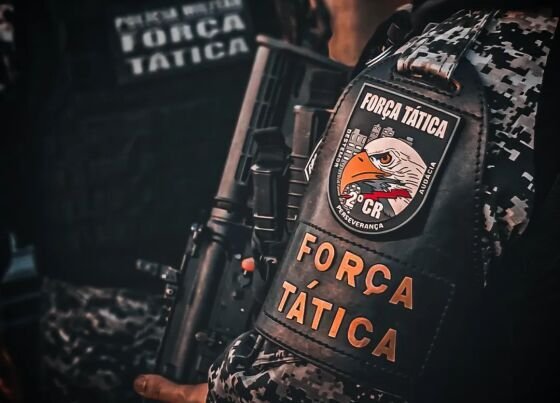 Homem foi baleado após apontar arma contra policiais; escrivão afirmou que estava com ele fazendo uso de drogas.