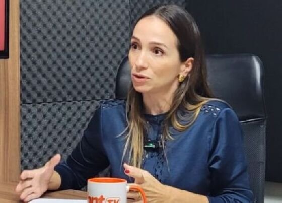 A educadora parental Carolina Amorim no podcast HNT TV Entrevista. 
