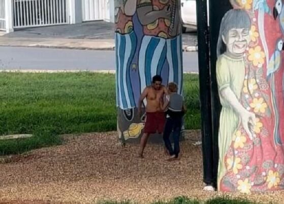 Moradores acionaram polícia após agressão filmada; casal é morador de rua.