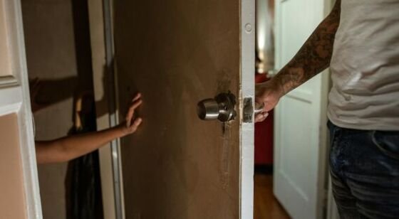 Homem ameaçava a vítima e cotava casos de feminicídio para intimidá-la.