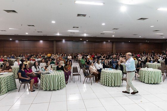 Coordenadores da rede municipal participam de formação sobre novos materiais pedagógicos