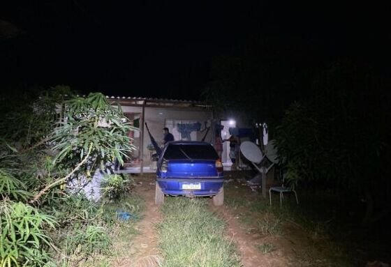 Dupla foi flagrada com porções de drogas e material para embalagem durante monitoramento da Polícia Civil.