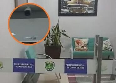 Procuradora denuncia prefeito por assédio após instalação de câmera