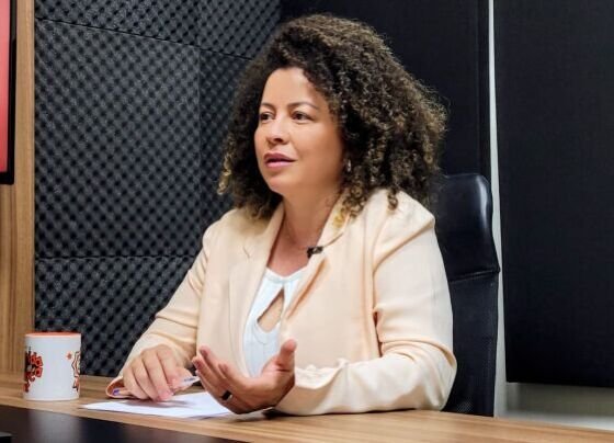 A Professora Graciele Marques no podcast HNT TV Entrevista. 