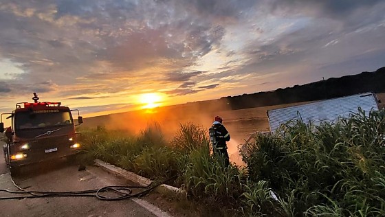 Corpo de Bombeiros combate incêndio em caminhão às margens da BR-070