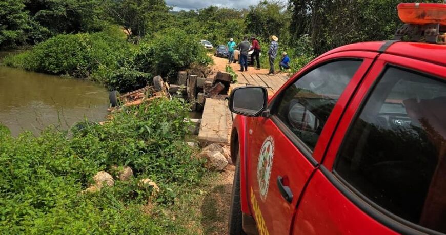 Bombeiros resgatam corpo de vítima presa às ferragens após caminhão tombar e cair em rio