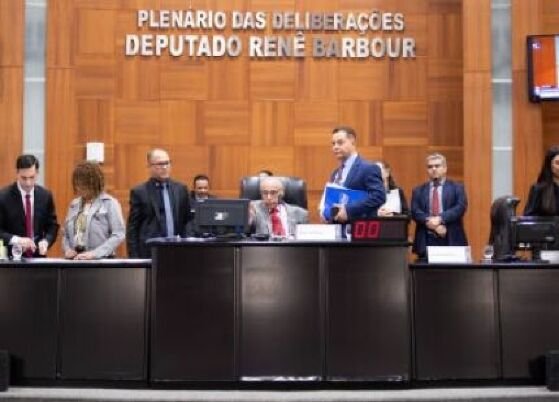 Deputados estaduais em sessão ordinária na Assembleia Legislativa (ALMT).