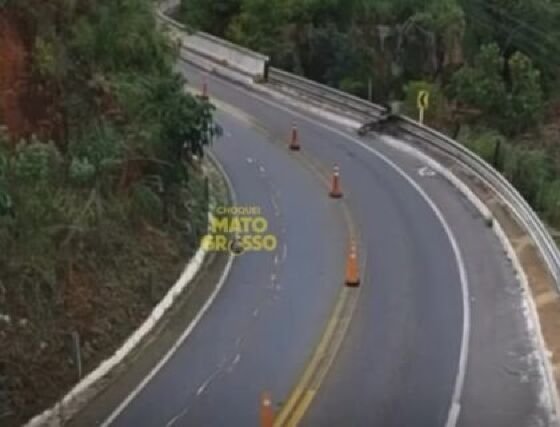 VÍDEO: Motoqueiro é arremessado contra grade do Portão do Inferno