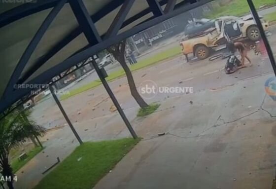 Vídeo mostra momento que caminhonete derruba postes e mulher fica ferida
