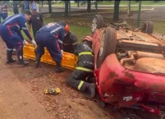 Siena capota no anel viário e motorista fica preso às ferragens