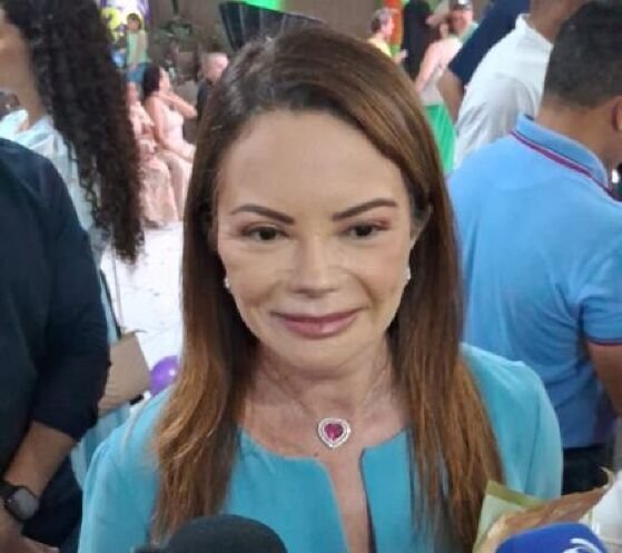 A primeira-dama de Mato Grosso, Virginia Mendes (União Brasil), no ato de filiação do Podemos em Cuiabá.
