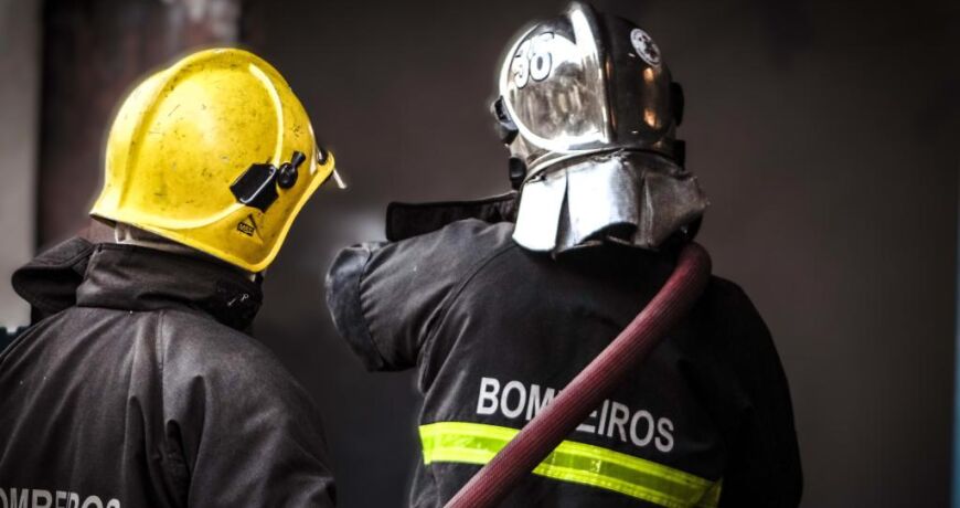 Corpo de Bombeiros combate princípio de incêndio em carreta na BR