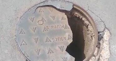 Bueiro sem tampa gera indenização e pensão após queda em via pública