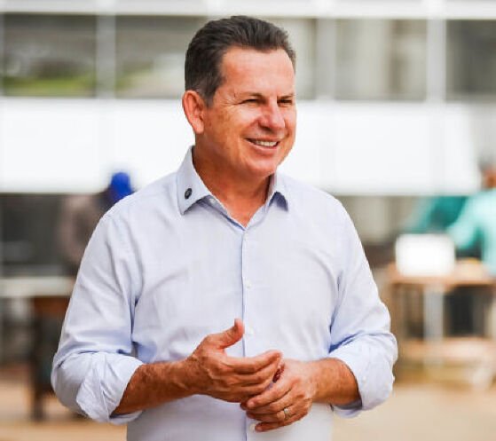 O governador Mauro Mendes (União Brasil) durante visita as obras do Hospital Regional de Juína. 