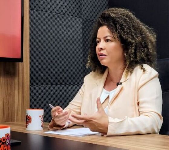 A Professora Graciele Marques no podcast HNT TV Entrevista. 