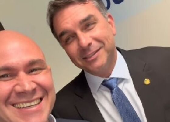 O prefeito de Cuiabá, Abilio Brunini (PL-MT), e o senador Flávio Bolsonaro (Pl-RJ), pré-candidato à presidência da República. 