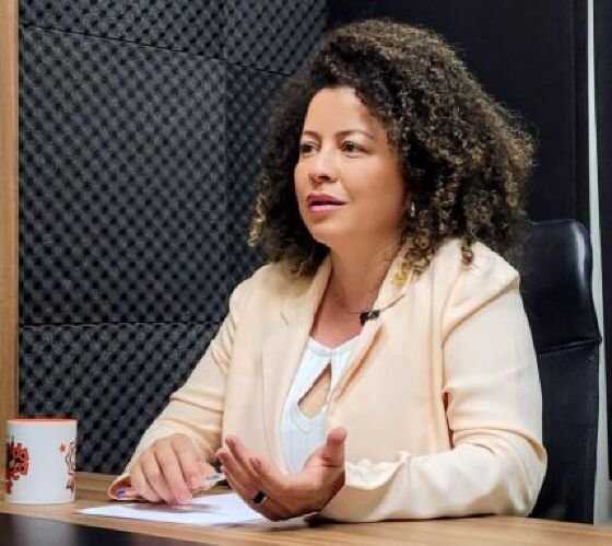 A Professora Graciele Marques no podcast HNT TV Entrevista. 