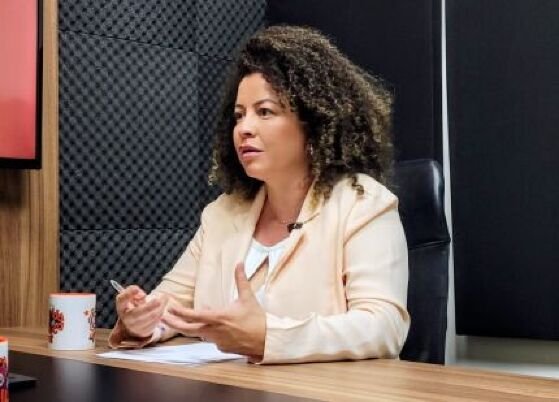 A Professora Graciele Marques no podcast HNT TV Entrevista.