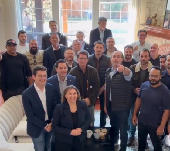 Deputados e prefeitos aparecem em gravação publicada por Eduardo Bolsonaro em apoio à pré-candidatura de Flávio ao Planalto. 