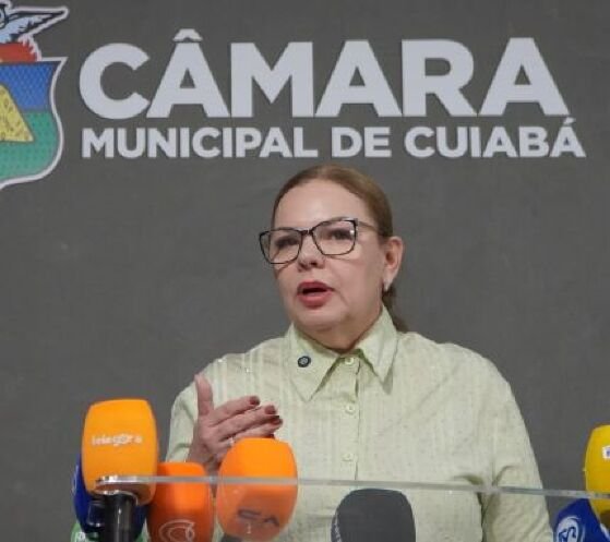 A presidente da Câmara de Cuiabá, Paula Calil, em coletiva de imprensa.