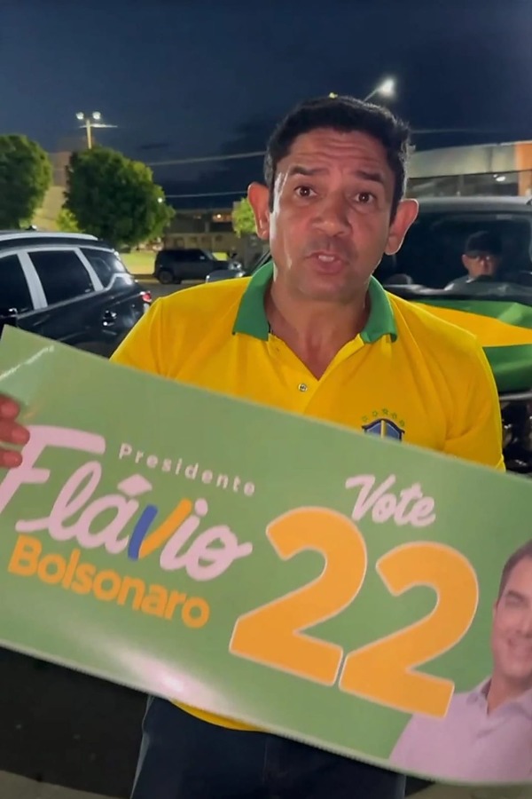 Apoiadores de Flávio Bolsonaro realizam adesivaços em Primavera do Leste, MT